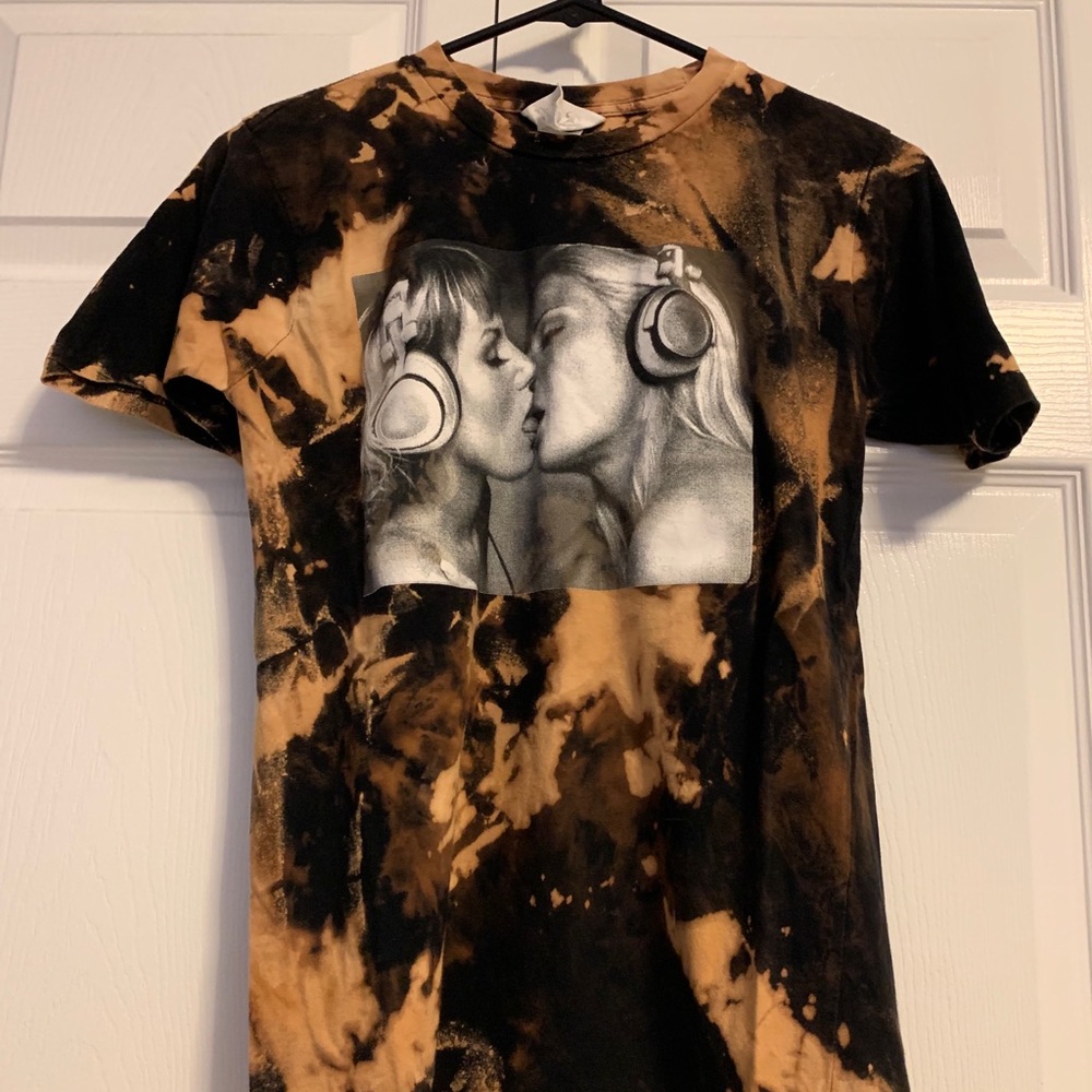 Tie Dye Girls Kissing t shirt